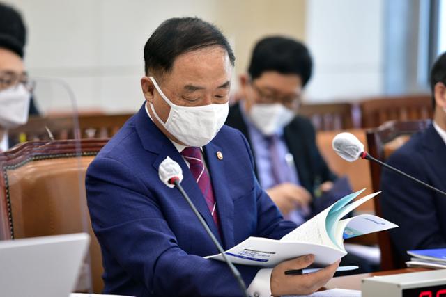 홍남기 경제부총리 겸 기획재정부 장관이 8일 오전 서울 여의도 국회에서 기획재정위원회의 기획재정부에 대한 국정감사에서 자료를 살펴보고 있다. 뉴스1