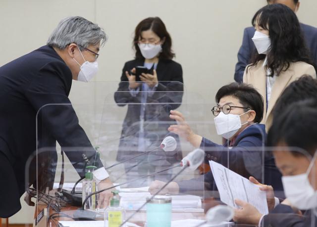 이재갑 고용노동부 장관(왼쪽)과 국민의힘 임이자 간사가 8일 국회 환경노동위원회에서 열린 고용노동부 국정감사에서 논의하고 있다. 연합뉴스