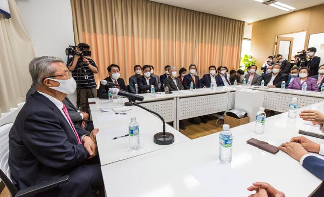 김종인(왼쪽) 국민의힘 비상대책위원장이 8일 서울 마포구 마포현대빌딩에서 열린 보수진영 최대 전,현직 의원모임인 '마포포럼' 세미나에 참석해 인사말을 하고 있다. 김 위원장 맞은 편에 김무성 전 새누리당 대표가 앉아 있다. 국회사진기자단