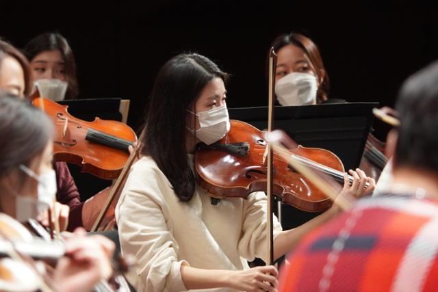 리허설에 참가한 현악기 연주자들은 모두 마스크를 쓴 채 연습에 임했다. 경기아트센터 제공