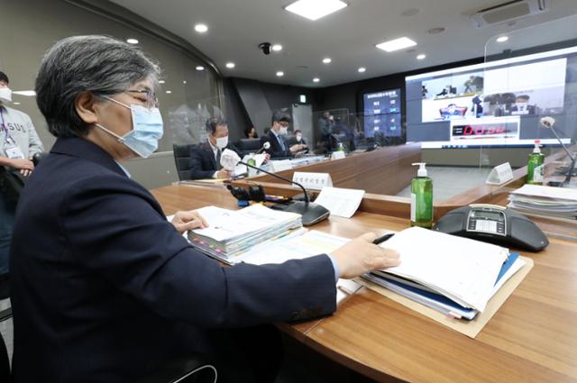 정은경 질병관리청장이 8일 오전 청주 오송 질병관리청에서 원격으로 진행된 보건복지위원회 질병관리청 국정 감사 도중 자료를 살펴보고 있다. 연합뉴스