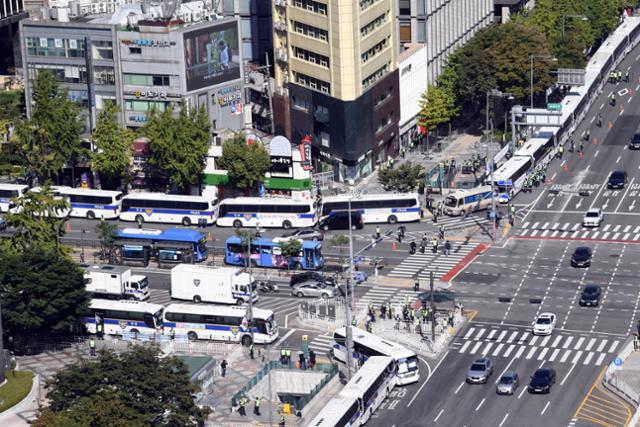 한글날인 9일 서울 광화문 도로에 돌발적인 집회·시위 등을 차단하기 위한 경찰 버스가 줄지어 서 있다. 고영권 기자