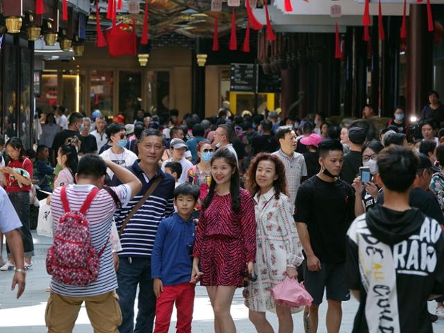 중국 국경절인 1일 관광객들이 상하이의 전통 정원인 예원 앞 거리를 걷고 있다. 상하이=연합뉴스