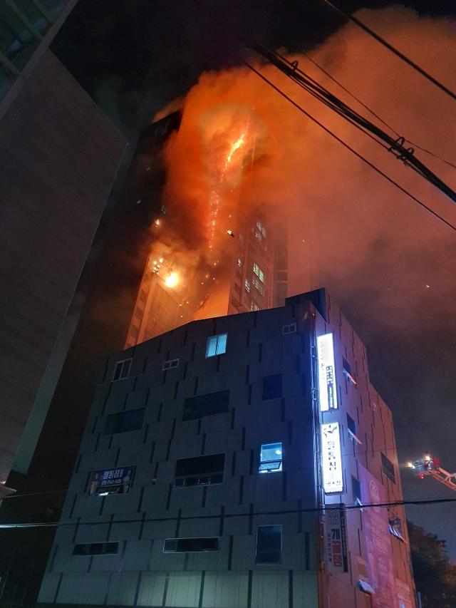 8일 울산 남구 주상복합 건물에서 불길이 번지고 있다. 연합뉴스