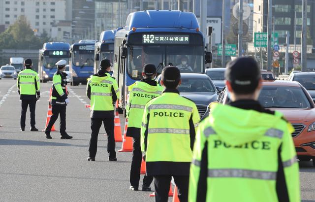 한글날인 9일 서울 도심 내 일부 단체의 집회가 예정된 가운데 서울 용산구 한남대교 북단에서 경찰이 의심 차량을 검문하고 있다. 뉴스1