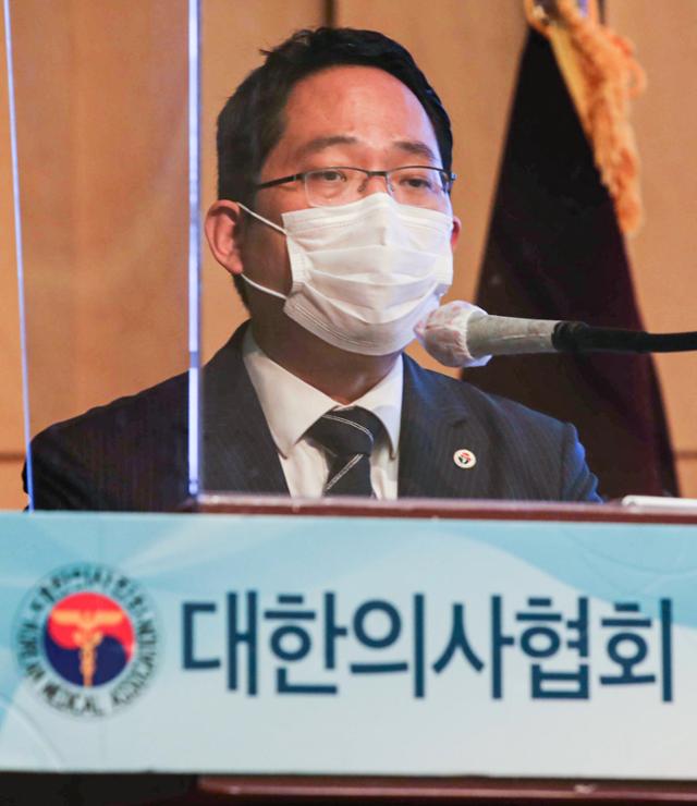 최대집 대한의사협회장이 지난달 27일 서울 서대문구 스위스그랜드호텔에서 열린 대한의사협회 임시대의원총회에서 발언하고 있다. 뉴시스