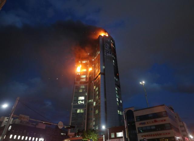 8일 오후 울산시 남구 한 주상복합아파트에서 난 화재가 9일 오전까지 꺼지지 않고 있다. 연합뉴스