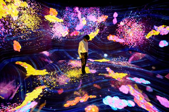 발을 딛으면 꽃잎이 모여들고 물결치는 팀랩의 '고동치는 대지'. teamLab: LIFE, Seoul ⓒ teamLab