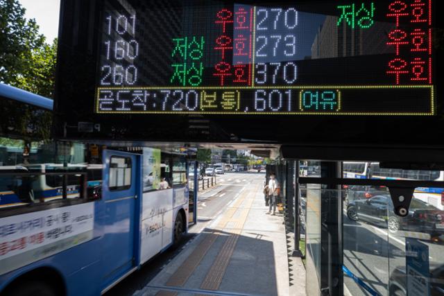 한글날인 9일 오후 서울 세종대로 광화문광장 일대 버스 정류장 전광판에 우회 운행 안내가 나오고 있다. 경찰은 이날 방역당국과 경찰의 금지 방침에도 집회와 차량시위가 강행될 상황에 대비해 도심 주요 도로 곳곳을 통제했으며, 서울시와 서울교통공사에 따르면 경찰 교통 통제 상황에 따라 버스 일부 노선이 우회 운행될 수 있다. 뉴스1