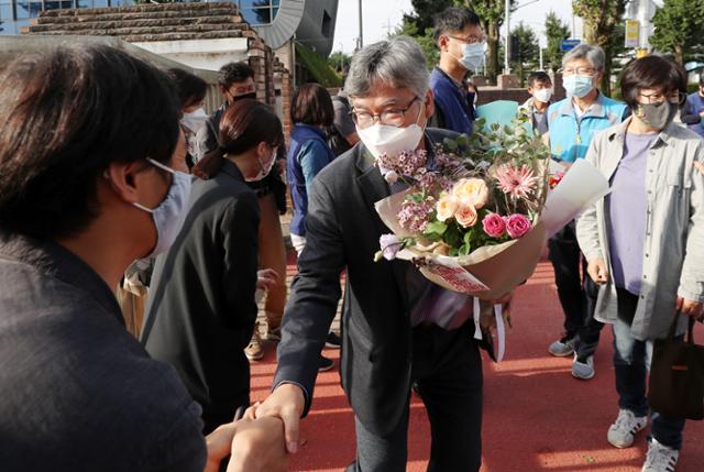 9월 21일 강원 춘천 소양초등학교 앞에서 열린 '전교조 교사 복직 환영식'에서 이 학교에 복직한 김원만 교사가 동료 교사와 전교조 관계자들로부터 축하를 받고 있다. 김 교사의 복직은 9월3일 '전교조 법외노조 처분이 위법하다'는 대법원의 파기 환송 결정에 따른 것이다. 강원=연합뉴스