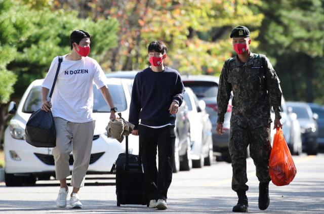 축구 국가대표팀의 김인성(왼쪽부터), 김문환, 권경원이 5일 경기 파주 축구국가대표팀트레이닝센터(NFC)에 들어서고 있다. 연합뉴스