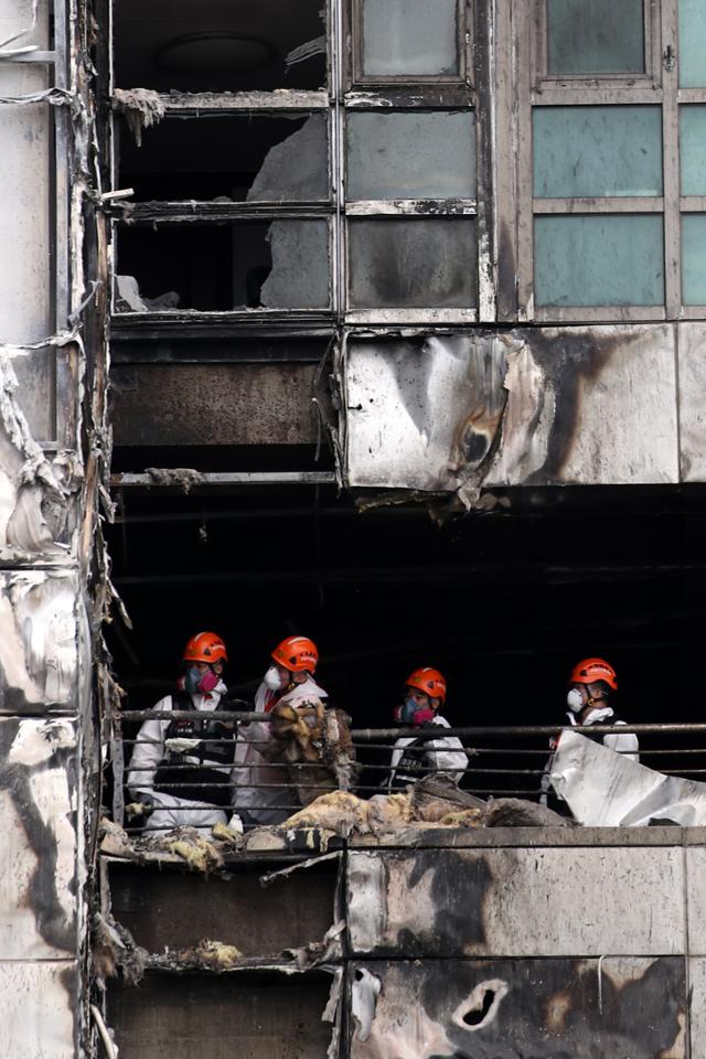 대형 화재가 발생한 울산 남구 달동 삼환아르누보 주상복합아파트에서 11일 국립과학수사연구원과 경찰, 소방 등으로 구성된 2차 합동감식팀이 화재 현장을 조사하고 있다. 뉴스1