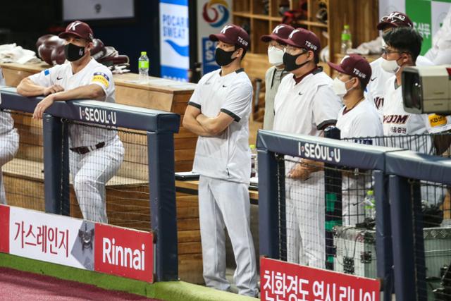 김창현(가운데) 키움 감독대행이 8일 고척스카이돔에서 열린 프로야구 NC와의 경기를 지켜보고 있다. 키움은 이날 손혁 감독이 자진 사퇴한 뒤 프로 경력이 전무한 35세 김창현 퀄리티컨트롤(QC) 코치를 감독대행직에 앉혔다. 키움 제공