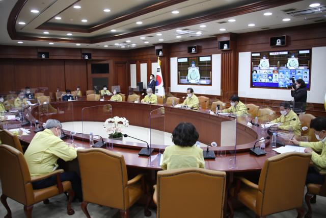 11일 정부서울청사에서 열린 신종 코로나바이러스 감염증(코로나19) 대응 중앙재난안전대책본부 회의에서 정세균 국무총리가 발언하고 있다. 연합뉴스