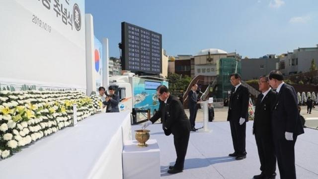 여순사건 71주년 합동 추념식에 유가족이 분향하고 있다.