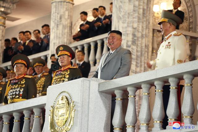 김정은 북한 국무위원장이 10일 평양 김일성광장에서 열린 노동당 75주년 열병식을 관람하고 있다. 평양=조선중앙통신 연합뉴스