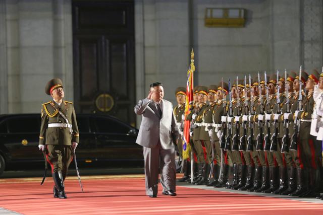 김정은 북한 국무위원장이 10일 평양에서 열린 노동당 창건 75주년 기념 열병식에서 인민군을 사열하고 있다. 노동신문 사진. 뉴스1