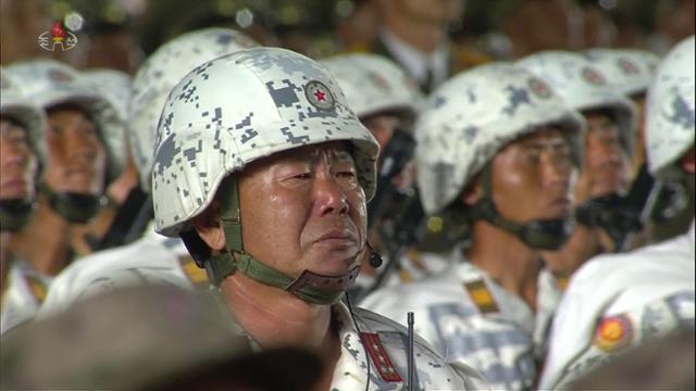 10일 북한 노동당 창건 75주년 기념 열병식에서 인민군 참가자가 김정은 국무위원장의 연설을 들으며 눈물을 흘리고 있다. 평양=조선중앙TV 연합뉴스