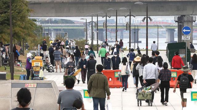 11일 오전 서울 영등포구 여의도 한강공원에서 시민들이 나들이를 즐기고 있다. 뉴스1