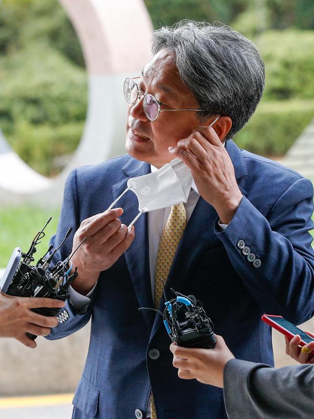 강기정 전 청와대 정무수석이 12일 오전 서울 양천구 남부지방검찰청에서 라임자산운용 전주 김봉현 전 스타모빌리티 회장에 대한 명예훼손 고소장을 접수하기 전 취재진 질의에 답하기 위해 마스크를 벗고 있다. 김봉현 전 회장은 지난 8일 이강세(전 스타모빌리티 대표)의 공판에 증인으로 나와 강 전 수석에게 5000만원을 전달했다는 취지의 법정 진술을 했으며 강 전 수석은 이에 대해 "금품수수와 관련해 한치의 사실도 없다"고 주장한 바 있다. 뉴스1