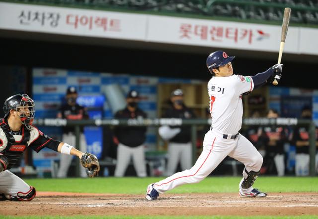 지난 8일 부산 사직구장에서 열린 프로야구 kt 위즈- 롯데 자이언츠 경기의 한 장면. 연합뉴스