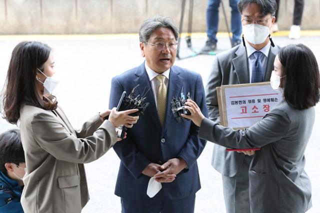 강기정 전 정무수석이 12일 서울 양천구 서울남부지검에서 김봉현 및 조선일보 손해배상 소장 접수에 앞서 취재진의 질문에 답하고 있다. 뉴시스