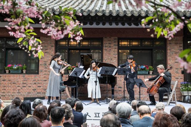 지난해 4월 서울 안국동 윤보선 전 대통령 고택에서 열린 서울스프링실내악축제의 공연 장면. 서울스프링실내악축제 사무국 제공