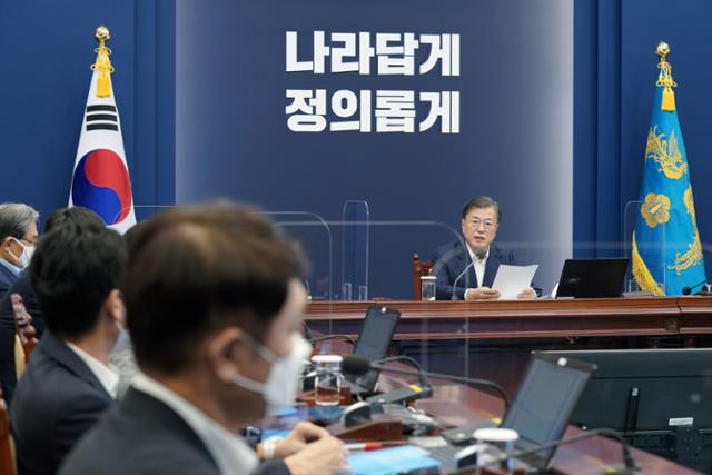 문재인 대통령이 12일 청와대에서 수석·보좌관 회의를 주재하고 있다. 연합뉴스