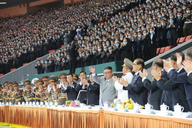 김정은 북한 국무위원장이 11일 당 창건 75주년을 경축하는 대집단 체조와 예술 공연 '위대한 향도'를 관람했다고 노동당 기관지 노동신문이 12일 보도했다. 뉴스1