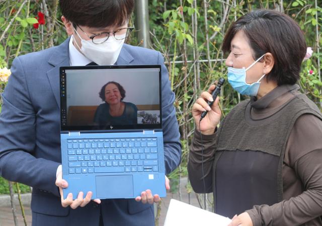 베트남 전쟁 시기 한국군에 의한 민간인 학살과 관련해 국가 배상 소송을 낸 베트남인 응우옌티탄씨가 12일 오전 서울 서초구 서울중앙지법 앞 1차 변론기일 경과보고 기자회견에서 화상전화 연결을 통해 발언하고 있다. 뉴시스