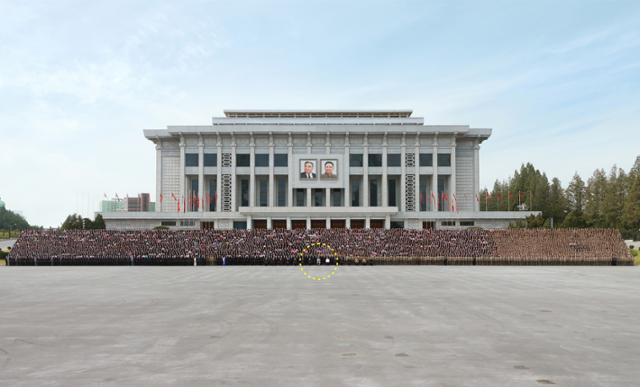 김정은 북한 국무위원장이 11일 노동당 창건 75주년 경축대표와 함께 기념사진을 촬영했다며 노동신문이 공개한 사진의 원본. 어림잡아 4,000~5,000명이 함께 포즈를 취한 것으로 추정된다. 평양=노동신문 뉴스1