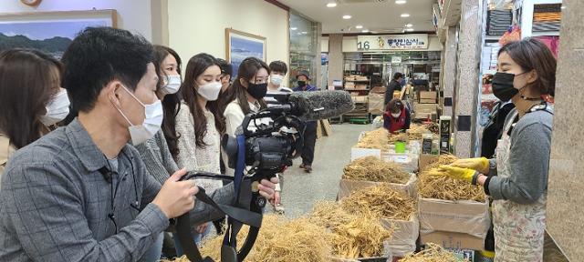 온라인 영주풍기인삼축제 프로그램인 '인삼아가씨가 간다' 팀이 최근 풍기인삼시장에서 영상 촬영을 하고 있다. 이용호 기자