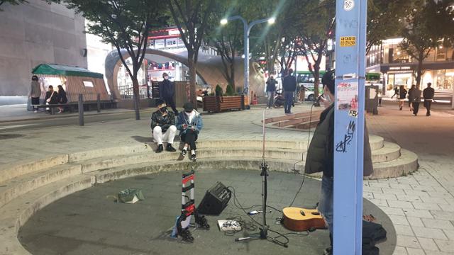 전날 저녁 방문한 서울 마포구 지하철 2호선 홍대입구 인근 거리. 평소라면 이용객들로 북적였을 거리가 손님이 없이 한산하다.