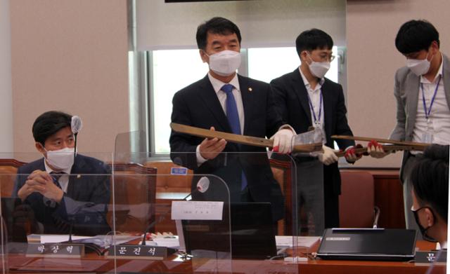 문진석 더불어민주당 의원이 12일 국회 국토교통위원회 한국교통안전공단 국정감사에서 '판스프링'을 들고 정부의 판스프링 불법 설치 단속 대책의 실효성에 대해 질의하고 있다. 연합뉴스