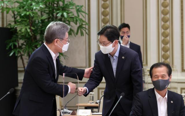 김경수 경남도지사(가운데)와 이재명 경기도지사가 13일 오전 청와대에서 열린 제2차 한국판 뉴딜 전략회의에 참석해 주먹인사 하고 있다. 연합뉴스