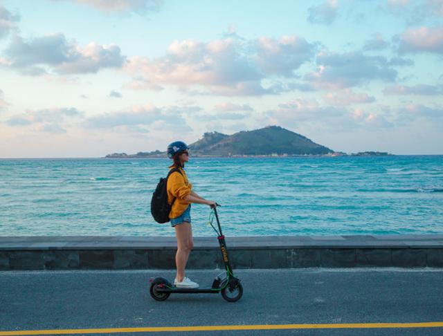 이브이패스의 제주 관광 전용 공유 전동킥보드. 안전을 고려해 최고 속도를 시속 25km로 설정했다. 한국관광공사 제공