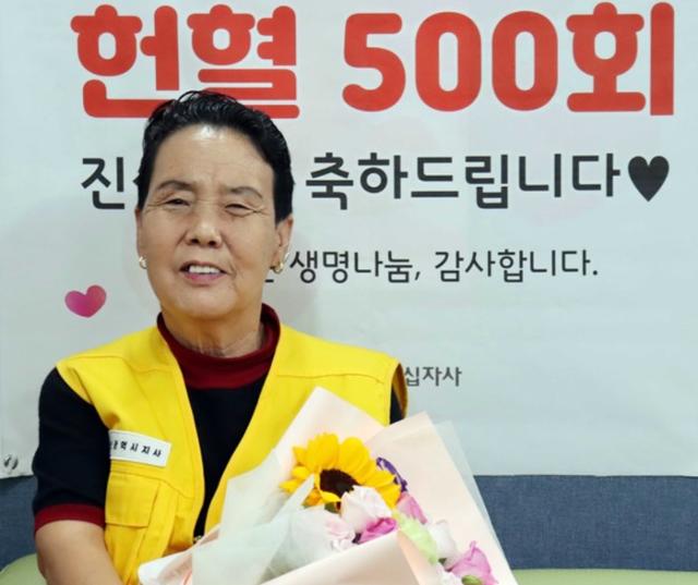 13일 오전 부산 부산진구 부산혈액원 헌혈의집에서 500번째 헌혈을 한 대한적십자사 부산혈액원 헌혈봉사회 소속 유배형씨. 부산혈액원 제공