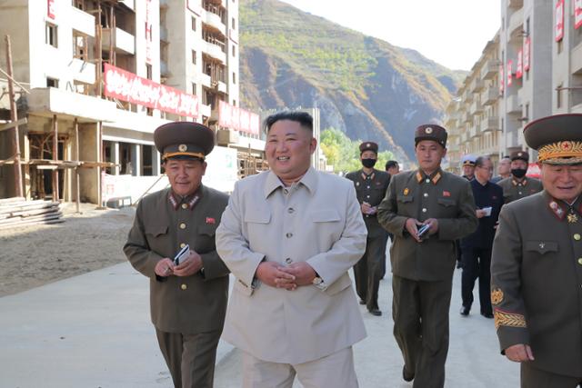 김정은 북한 국무위원장이 함경남도 검덕지구의 수해복구 현장을 찾았다고 노동당 기관지 노동신문이 14일 보도했다. 뉴스1