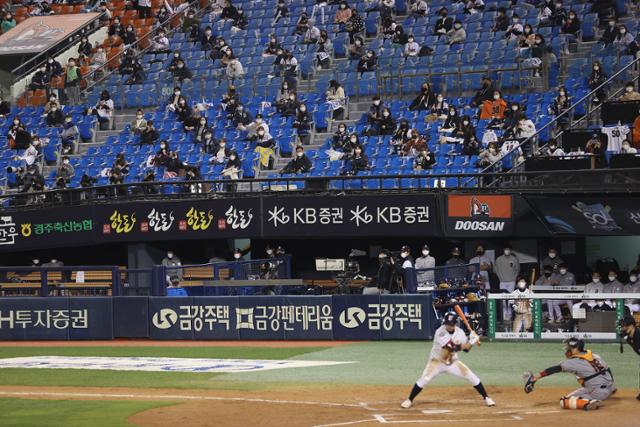 13일 오후 서울 송파구 잠실야구장에서 열린 프로야구 한화와 두산의 경기에서 야구팬들이 관람하고 있다. 연합뉴스