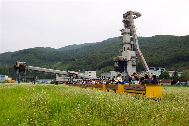 한때 국내 최대 민영탄광이었던 동원탄좌 사북광업소. 문을 닫은 이곳은 현재 석탄유물보존관 등 관광시설로 탈바꿈했다. 강원랜드 제공