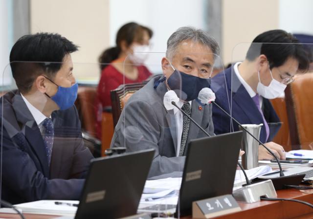 송재호 더불어민주당 의원이 지난 8일 서울 여의도 국회 정무위원회에서 열린 공정거래위원회ㆍ한국소비자원 등에 대한 국정감사에서 질의하고 있다. 뉴스1