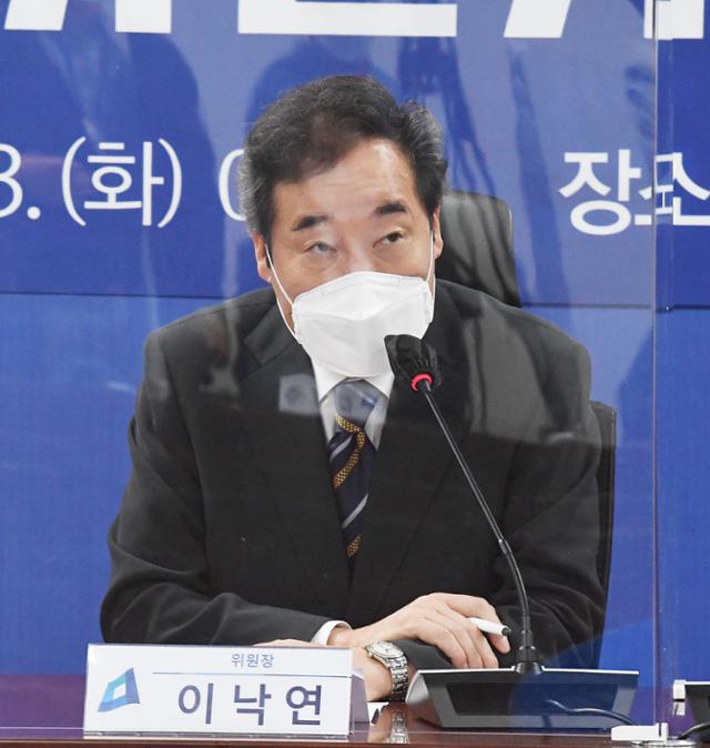 이낙연 더불어민주당 대표가 13일 국회 의원회관에서 국난극복 K-뉴딜위원회 제1차 전체회의에 참석하고 있다. 뉴스1