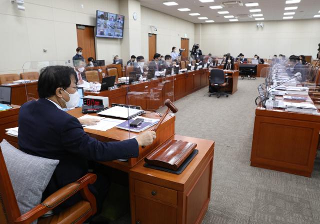 윤후덕 기획재정위원장이 14일 오전 국회에서 열린 기획재정위원회의 관세청, 조달청, 통계청에 대한 국정감사에서 의사봉을 두드리고 있다. 뉴스1