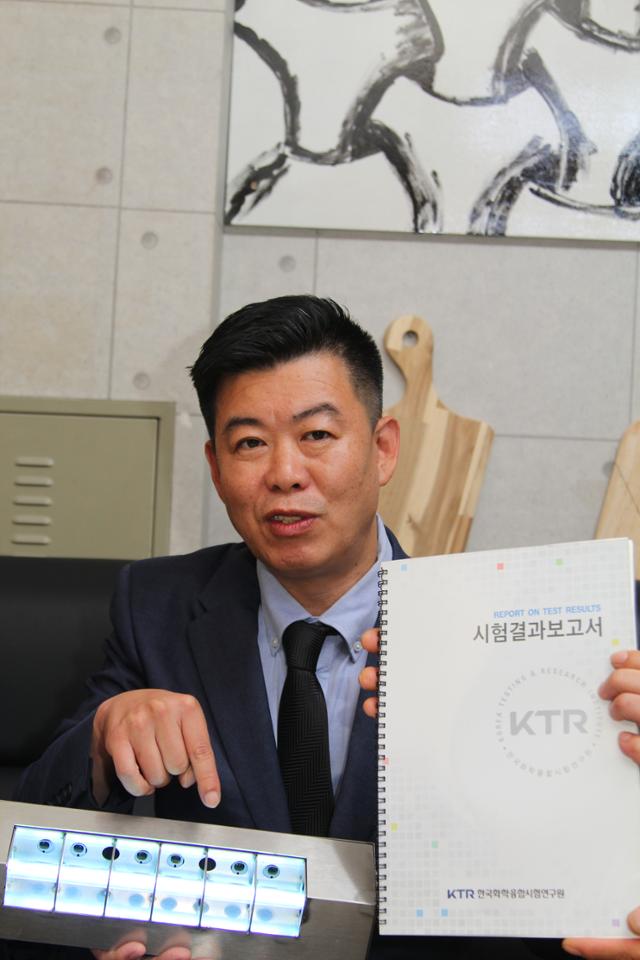 김응초 자연공간 대표가 17일 한국화학융합연구원(KTR)으로부터 UVC플라즈마 방역제품이 코로나19 바이러스를 멸균한다는 것을 인증받았다. 김민규 기자 whitekmg@hankookilbo.com