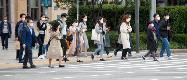 서울 아침 최저기온이 8도까지 떨어지며 쌀쌀한 날씨를 보인 13일 오전 서울 광화문광장에서 시민들이 옷깃을 여미며 출근하고 있다. 뉴스1