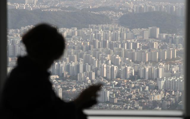 서울 송파구 롯데월드타워 서울스카이에서 바라본 서울 시내 아파트 단지. 뉴시스