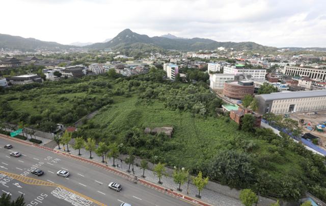 서울시가 지난 8월 2일 종로구 송현동 대한항공 사유지 공원화 추진계획을 도시계획위원회에 보고한 가운데 같은 달 3일 오후 서울 종로구 송현동 부지가 보이고 있다.뉴시스