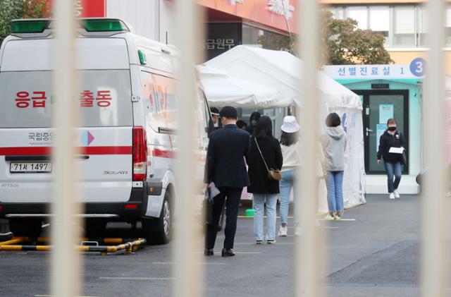 전국의 신종 코로나바이러스 감염증(코로나19) 신규 확진자가 100명대로 다시 늘어난 15일 오후 서울 중구 국립중앙의료원 선별 진료소에서 검사를 받으려는 시민들이 줄을 서 있다. 뉴시스