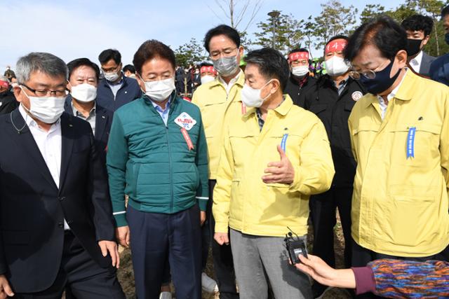 이철우 경북도지사와 인근 시장 군수 등이 15일 영주댐 방류 반대 시위에 참석해 이야기를 나누고 있다. 영주시 제공