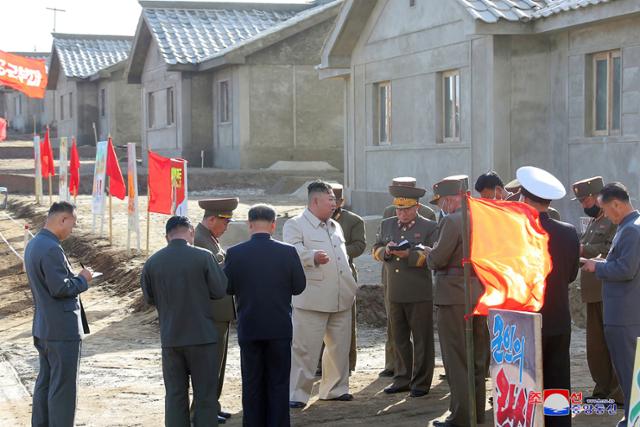 북한 조선중앙통신이 14일 제공한 촬영 날짜가 없는 사진에 김정은 북한 국무위원장이 태풍 '마이삭'으로 피해를 본 함경남도 검덕지구 농촌 마을을 방문해 복구 현장을 시찰하고 있다. 검덕=AP 뉴시스